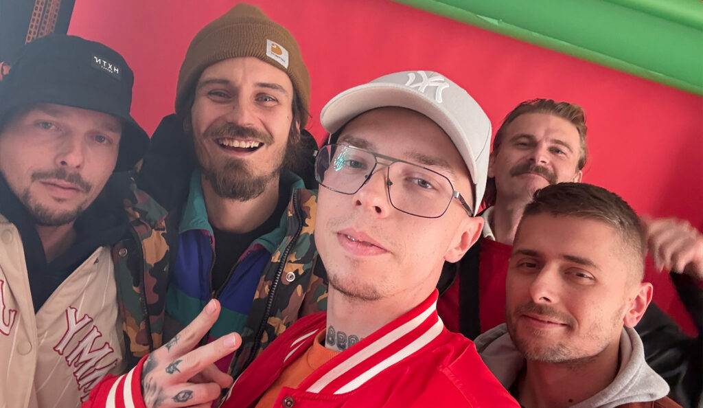 Pokyman Cocoman a Crow production pri natáčani