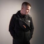 Adrian s ľadvinkou Adrian Suburbia – ľadvinka nosená okolo pása, súčasť mestského outfitu.